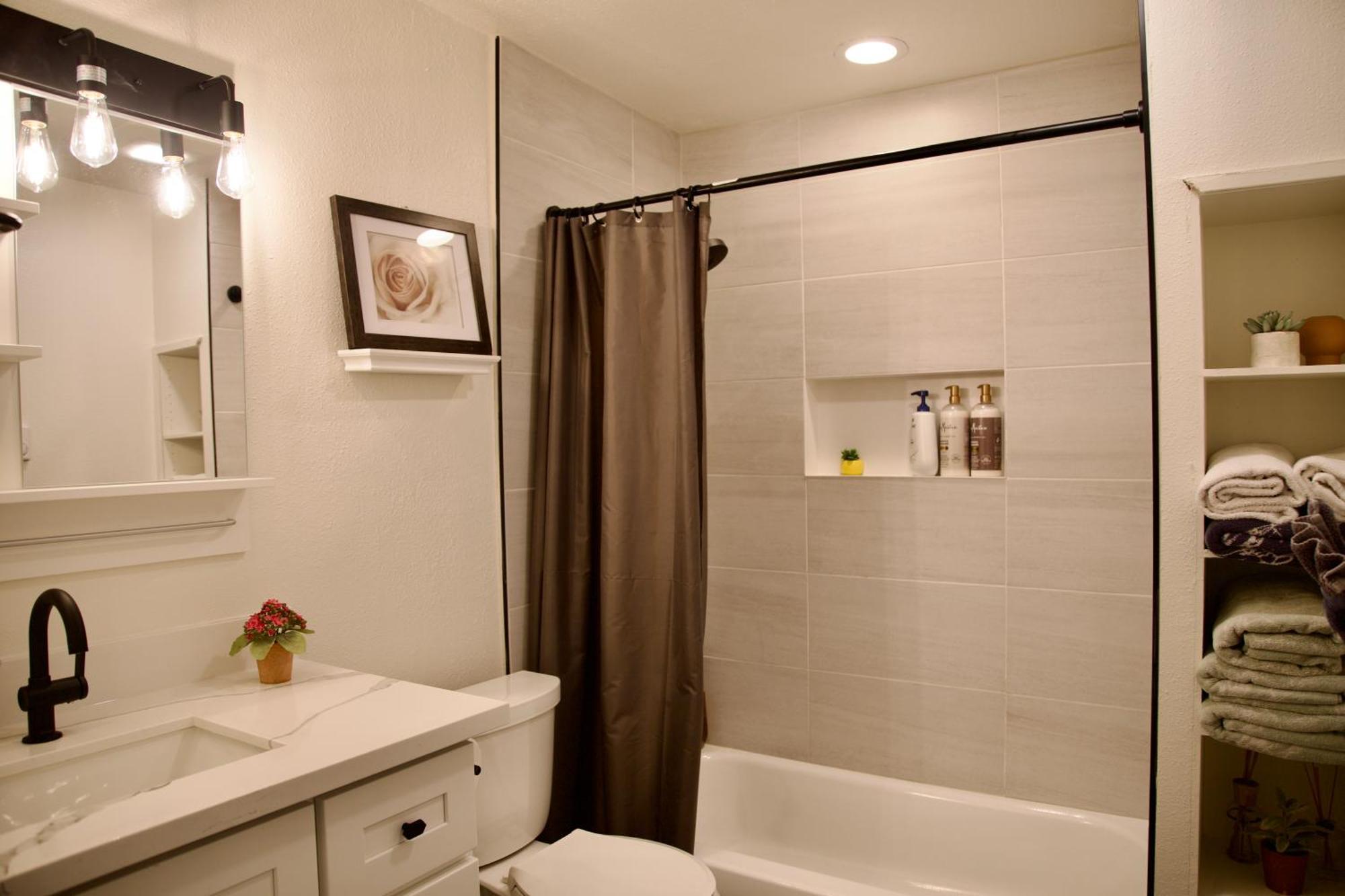 Cozy Home Conveniently Located With King Bed Tacoma Bagian luar foto